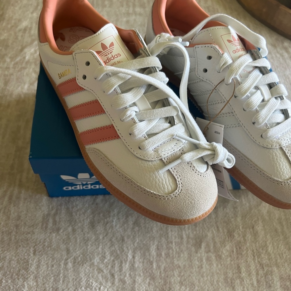 Sambas woman- White/pink
